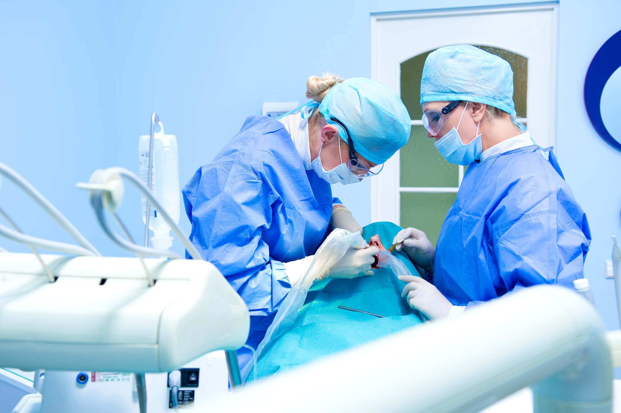dentists perform dental implant surgery in Miami, FL